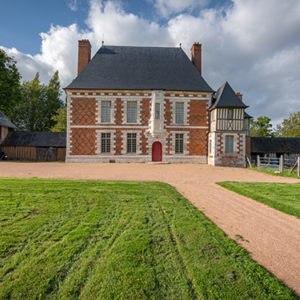 Baladez-vous dans le parc du Manoir du Fay