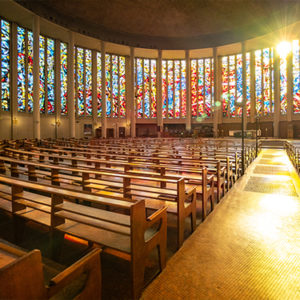 Admirez le vitrail de l'église Saint-Pierre