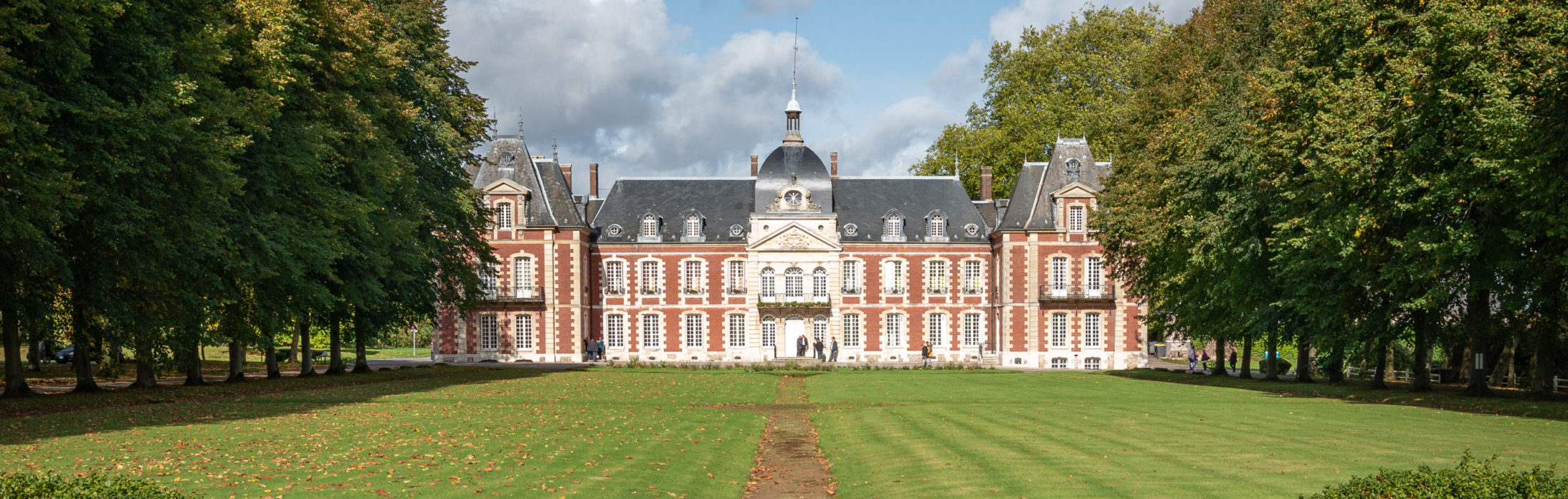 
Le Château de BOIS-HIMONT, bâtisse datant du XVIIIème siècle, a su traverser le temps en gardant son charme et son authenticité, tout en se 1