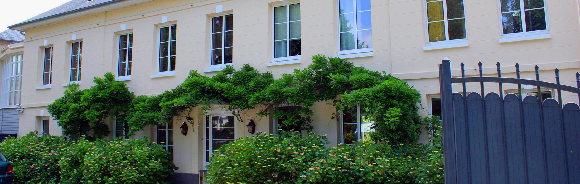 
Au sein d'une belle maison de maître, Ménadel propose la location d’une salle de réunion d’une capacité de 25 personnes. Une occasion d’organiser, 1