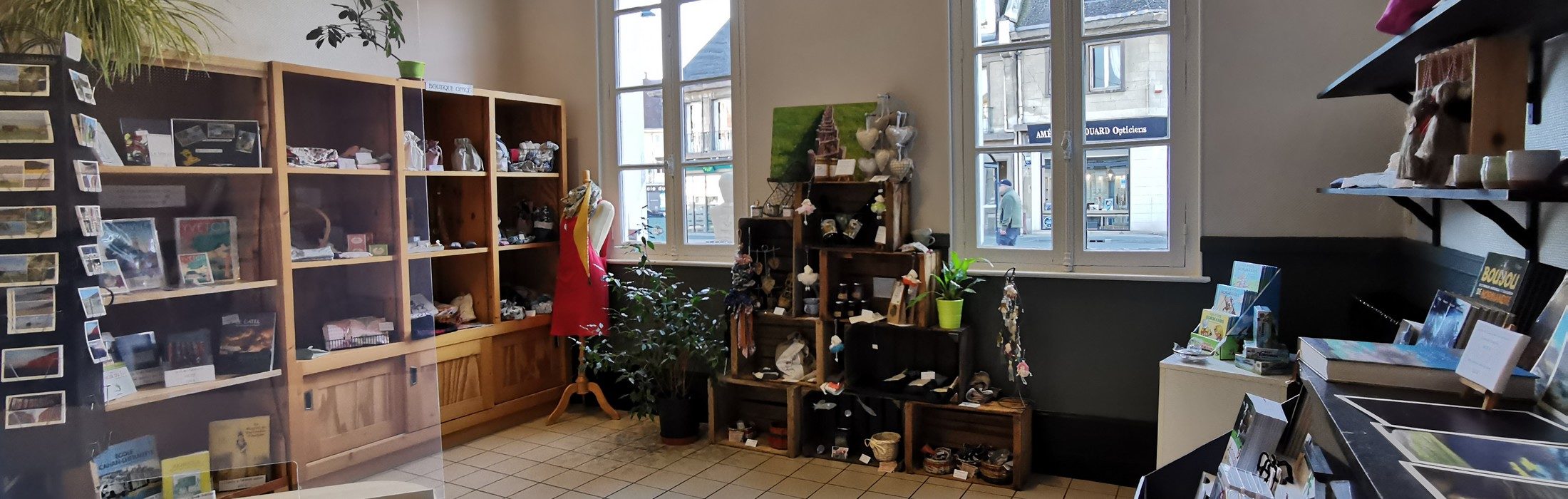 




La boutique de l'Office de Tourisme vous propose une sélection de produits du terroir, de créations artisanales, de souvenirs locaux ainsi qu'une 1