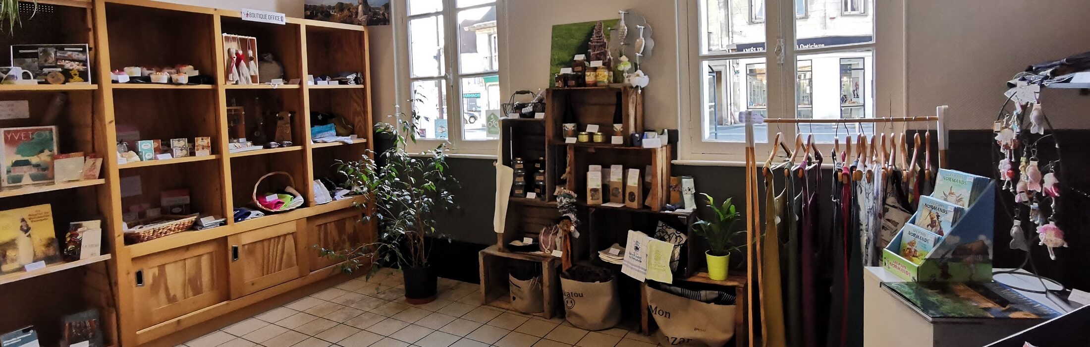 




La boutique de l'Office de Tourisme vous propose une sélection de produits du terroir, de créations artisanales, de souvenirs locaux ainsi qu'une 1