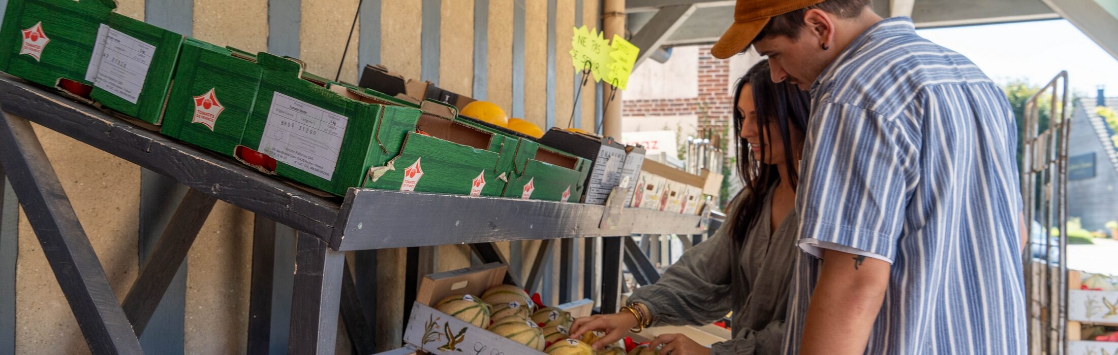 
Partez à la rencontre de nos commerçants et producteurs locaux. Des boutiques attractives, des points de vente à la ferme... Un large choix de produits 1