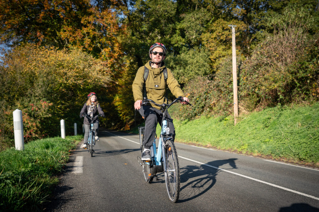 Deux personnes faisant du vélo sur le circuit du Val au Cesne.